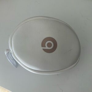 Beats headphones can be used with Bluetooth or aux cord